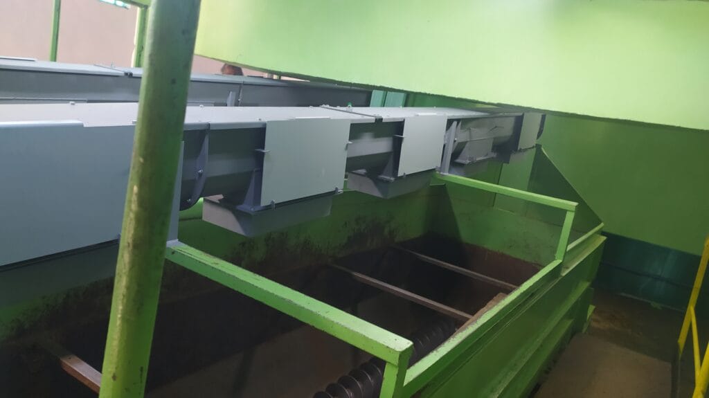 Коритообразен шнек