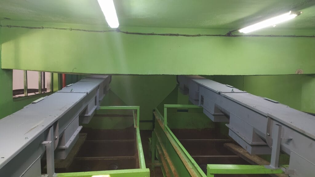 Монтирани два коритообразни шнека