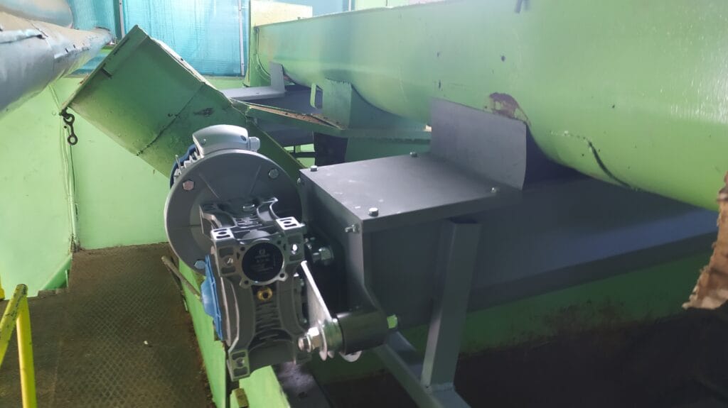 Задвижване на коритообразен шнек